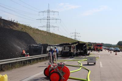 Unfall zwischen Wohnmobil und Lkw auf der A 5 